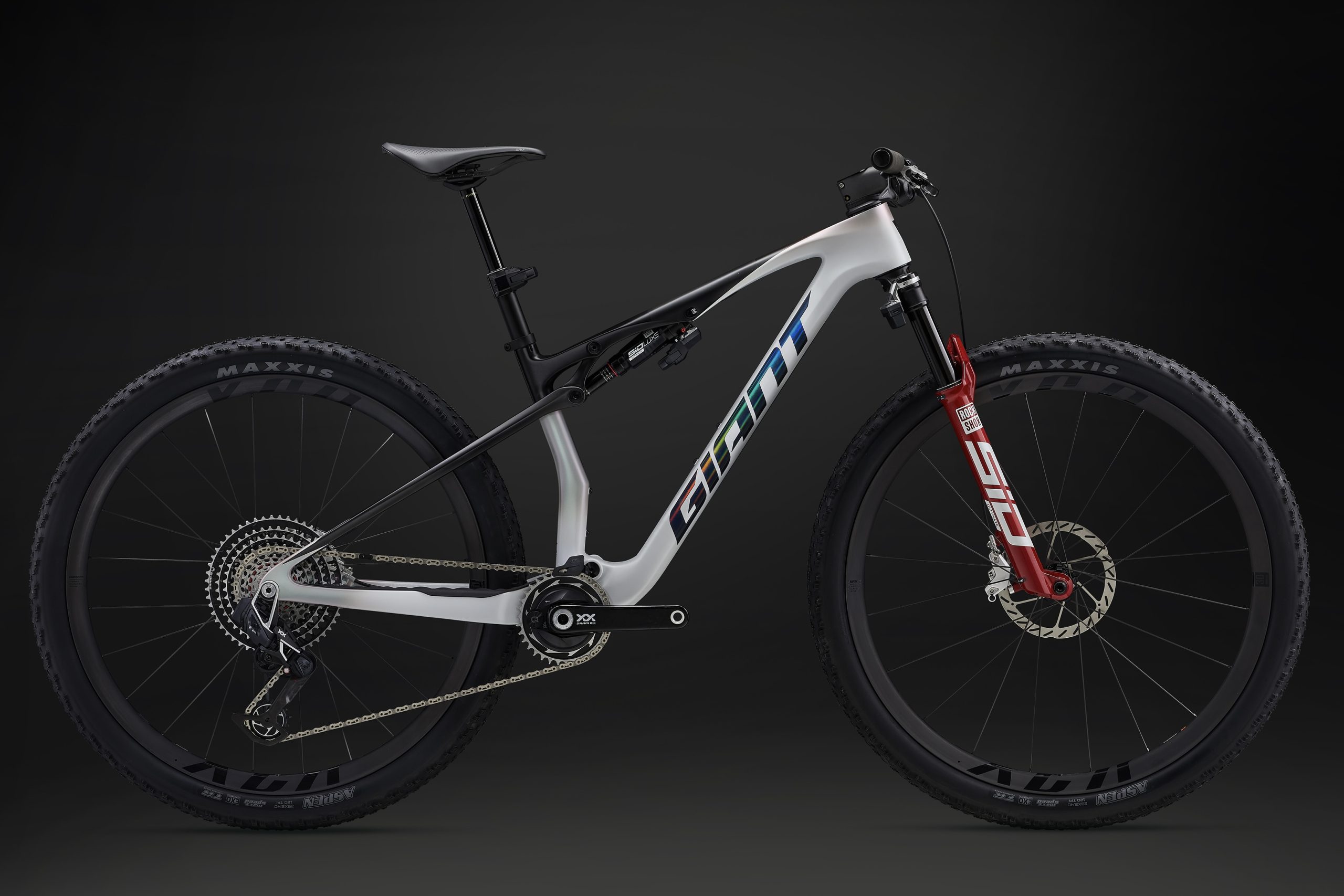 Giant Anthem Advanced SL SE on black