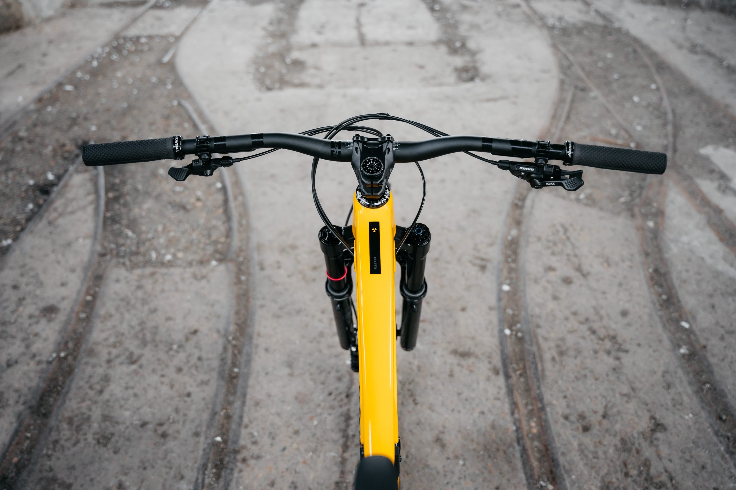 Nukeproof Reactor Alloy Pro cockpit and cable routing