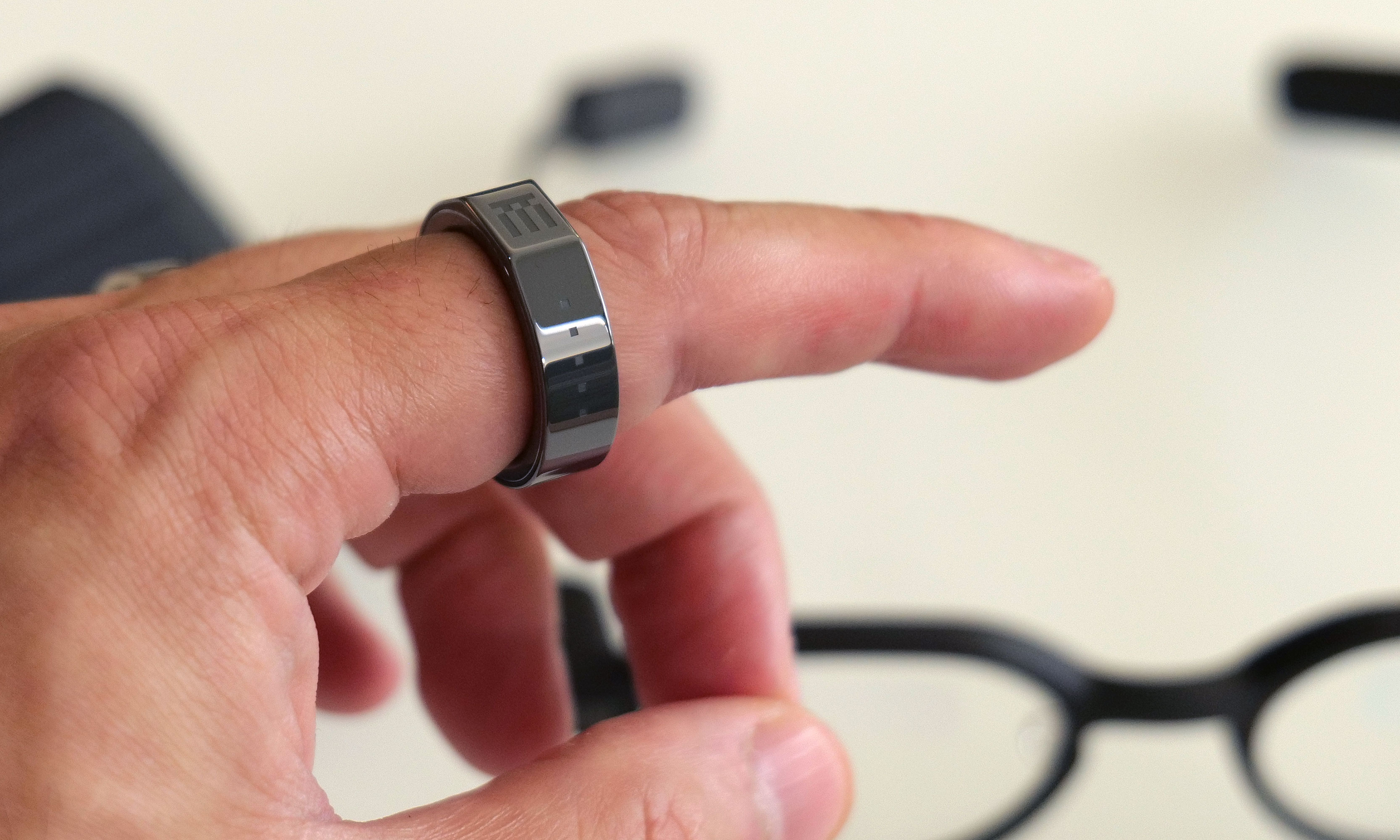 In addition to basic health and fitness tracking, the R1 ring also has a tiny built-in touchpad (denoted by the four dots) to make it easier to navigate the G2's new UI and menus. 