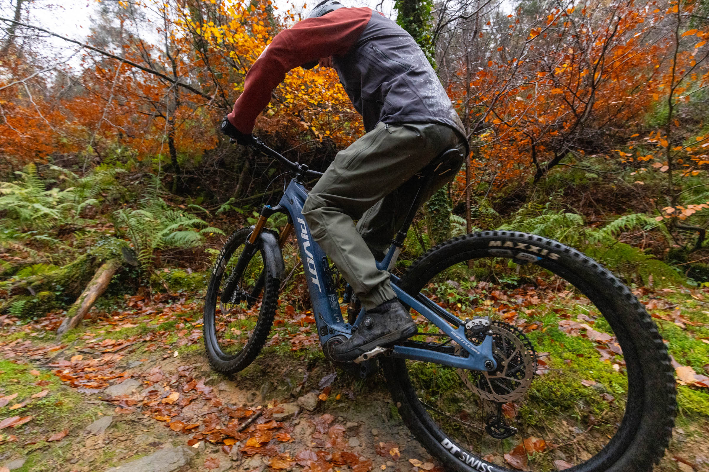 Pivot Shuttle AM electric mountain bike with Bosch Performance Line CX-R motor ridden by a male mountain biker