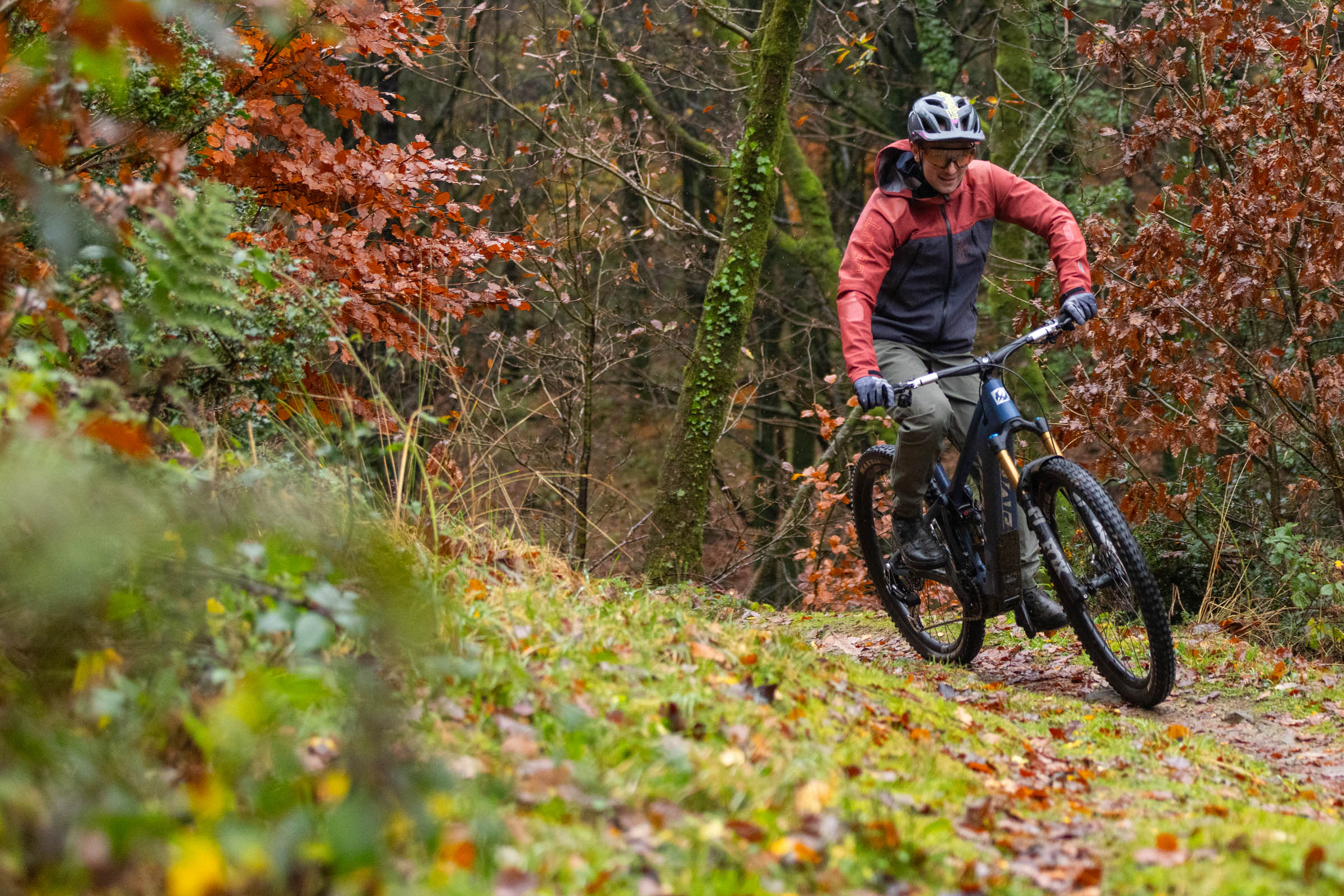 Pivot Shuttle AM electric mountain bike with Bosch Performance Line CX-R motor ridden by a male mountain biker