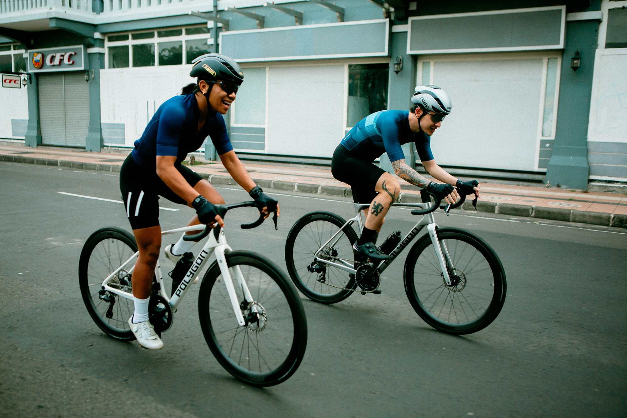 Polygon Strattos C on road