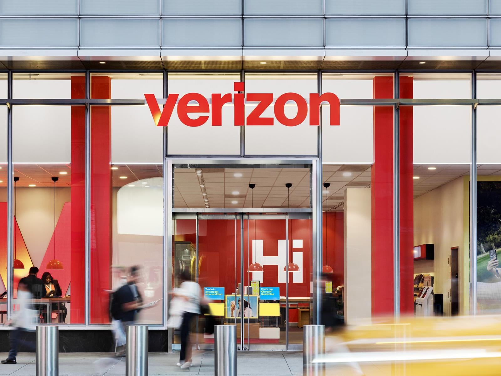 Verizon To Issue Credits For Major Outage As AT&T And T-Mobile Throw Shade