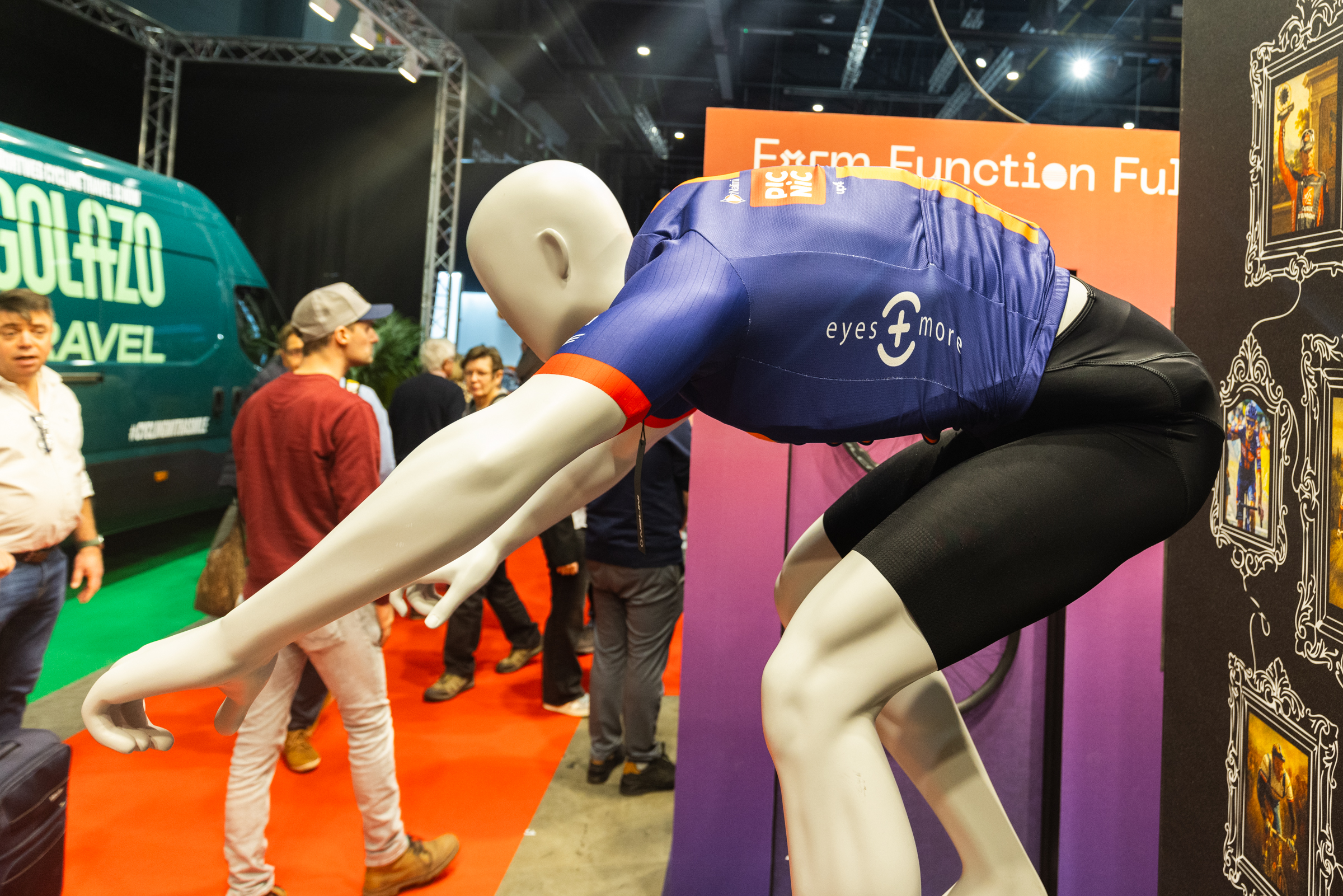 Aerobag airbag for cyclists – Team Picnic PostNL