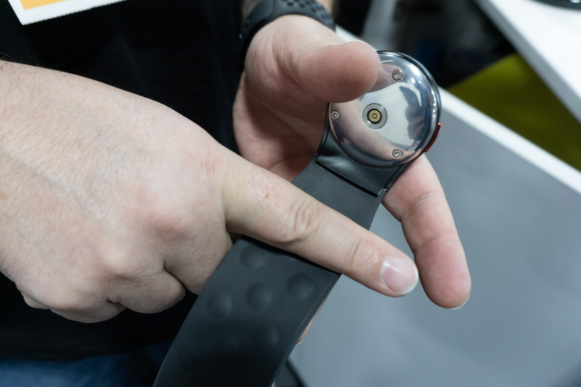 The bumps on the underside of the Aleye vibrate to form unique patterns.