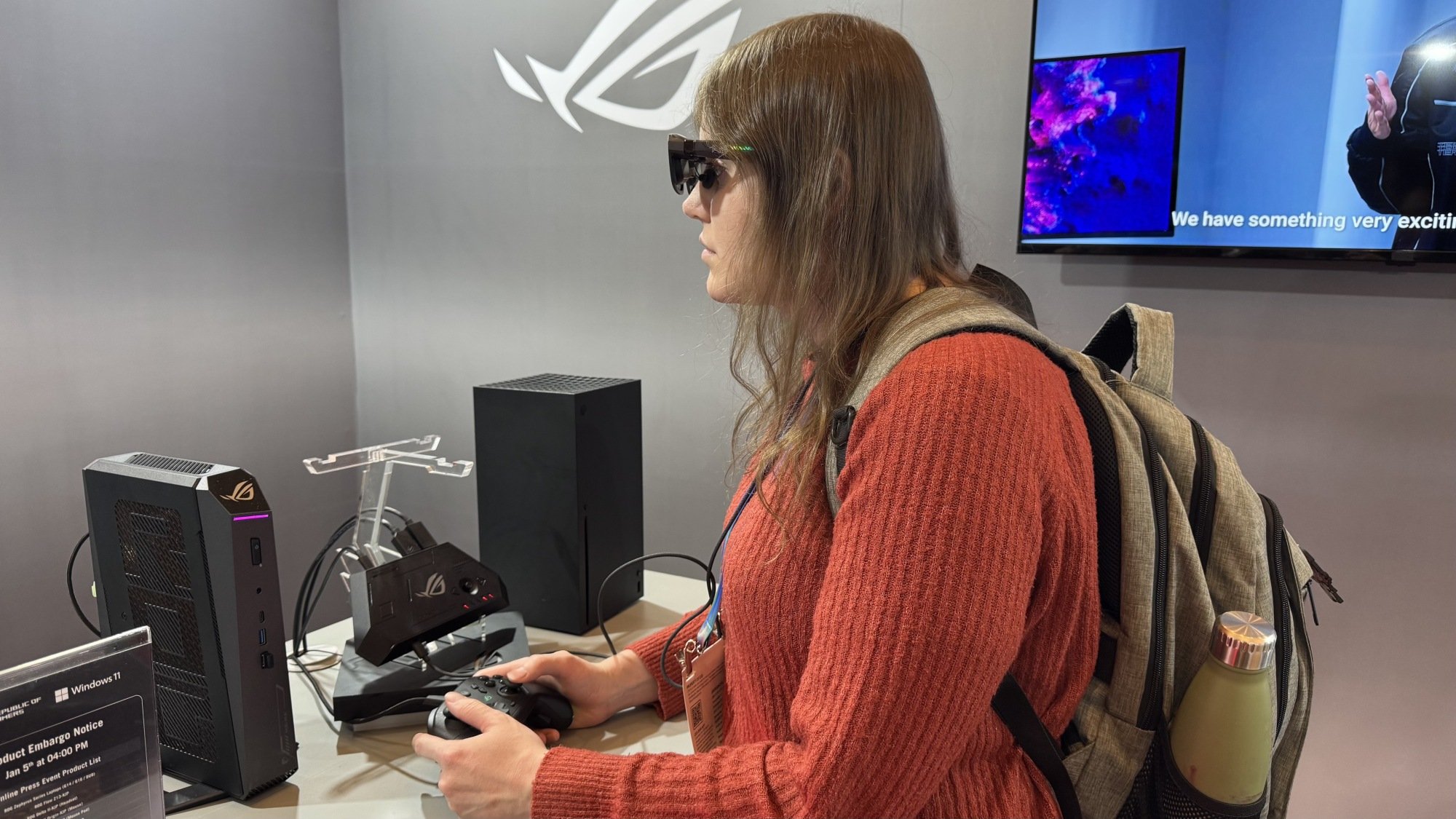 The writer using the ROG XREAL R1 glasses