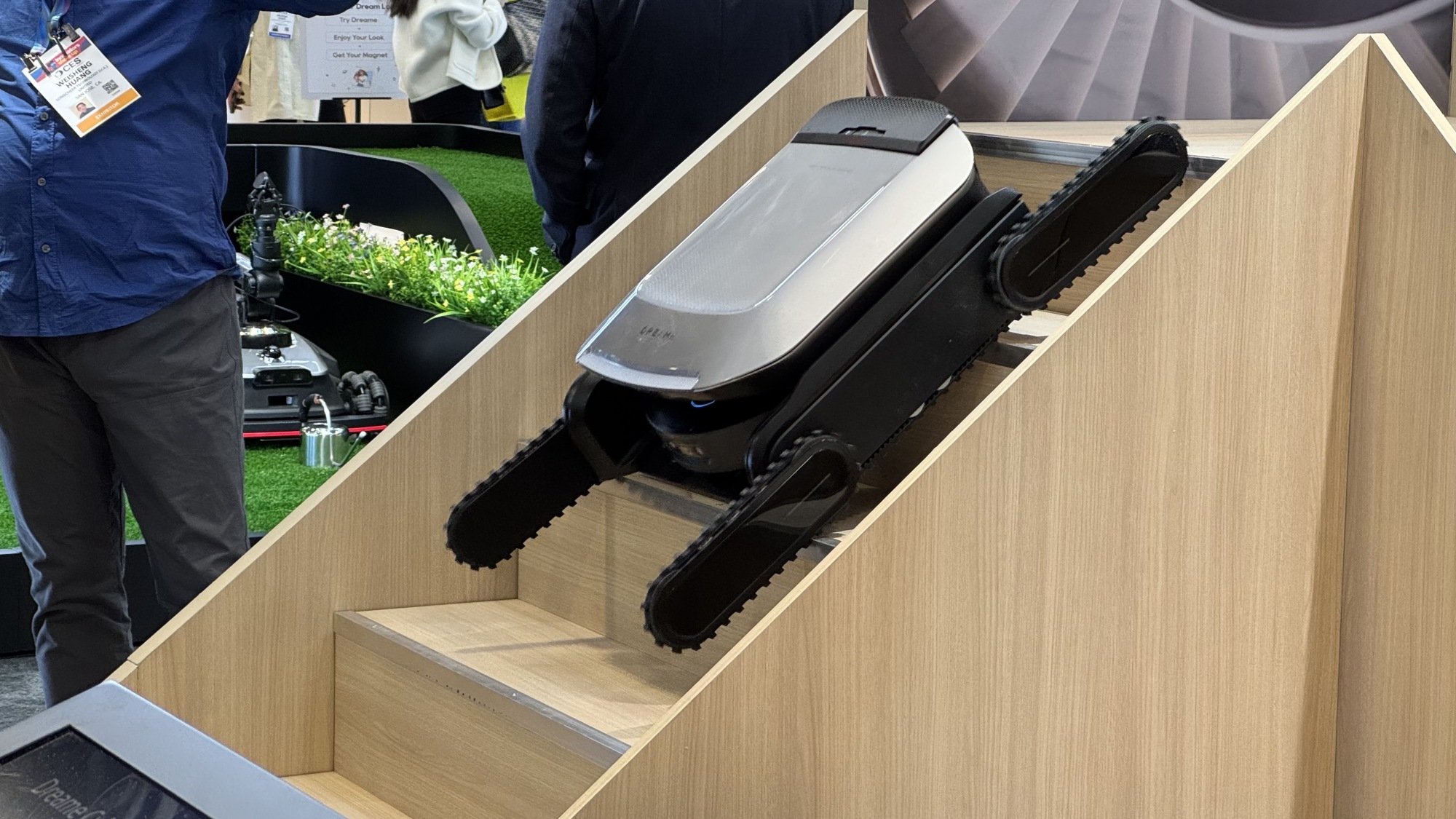 Dreame CyberX going downstairs