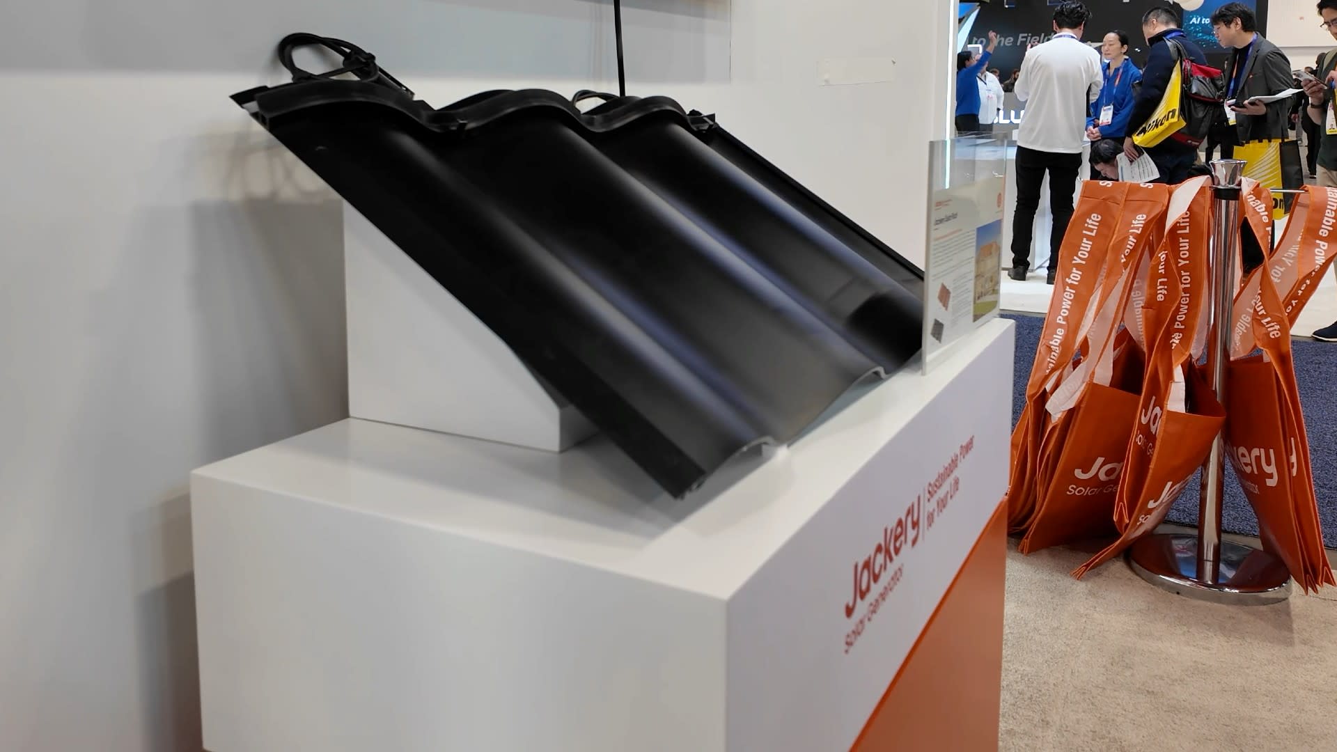 A CES display shows the Jackery XBC solar panels in obsidian.