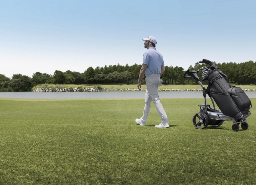 Render of a golfer using the Navee Eagle F1X as its caddy, following behind.