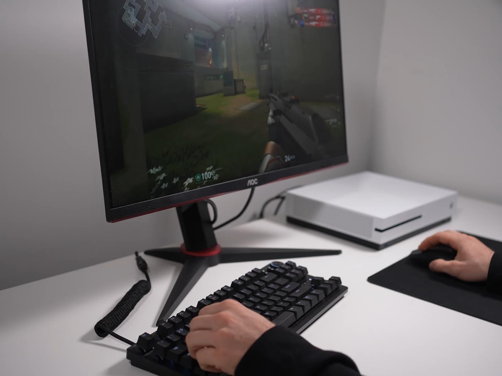 Modder Builds A Complete Windows Gaming Rig Inside A Broken Xbox One S