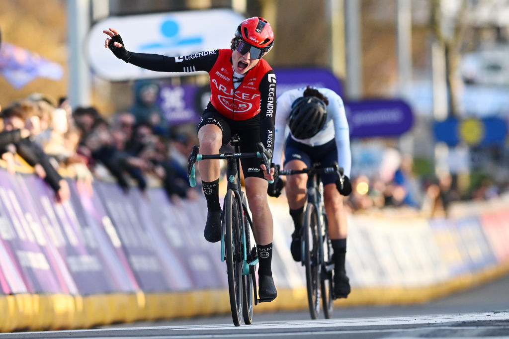 Lotte Claes winning Omloop Het Nieuwsblad 2025