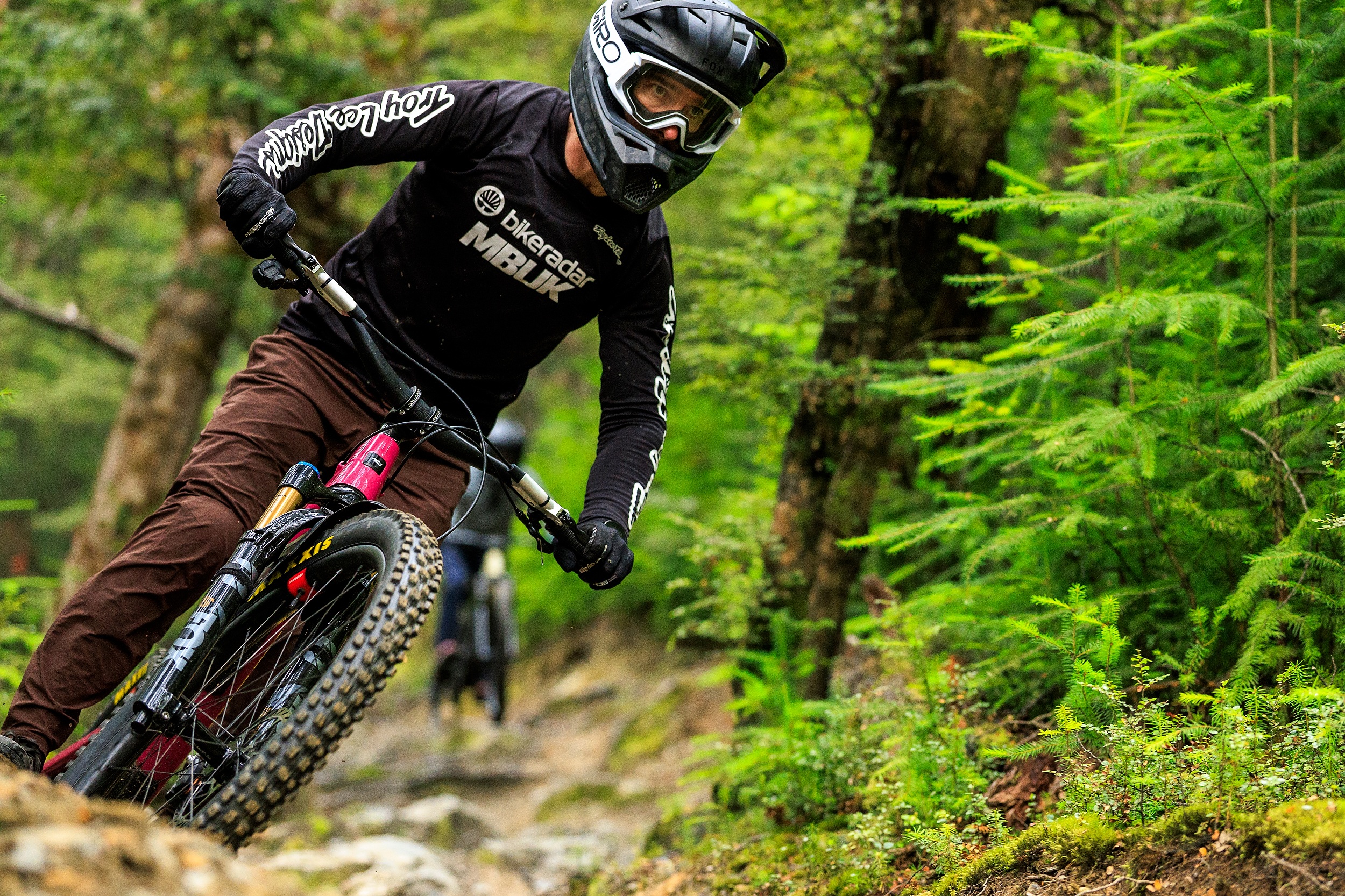 Rider in full-face helmet descending through the rocks, using the new SRAM Maven brakes.