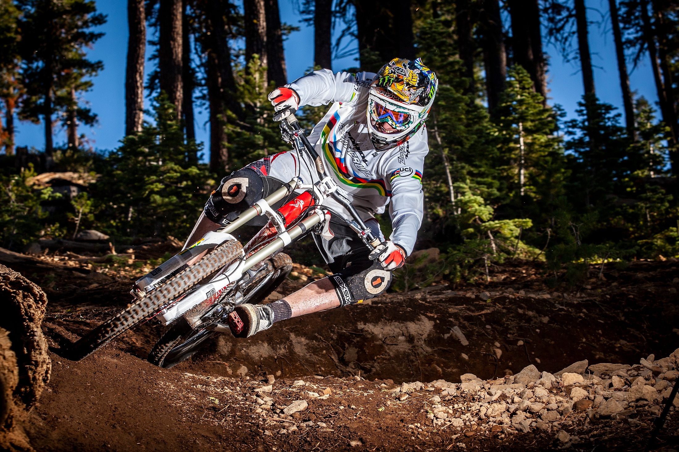 Steve Peat riding a rocky corner aboard his Santa Cruz V10 equipped with a RockShox Boxxer in 2009 - 2010.