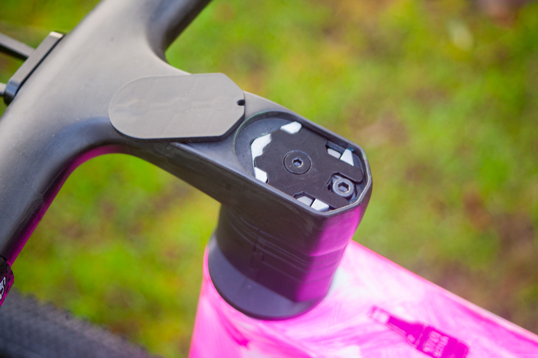 Open cockpit adjuster