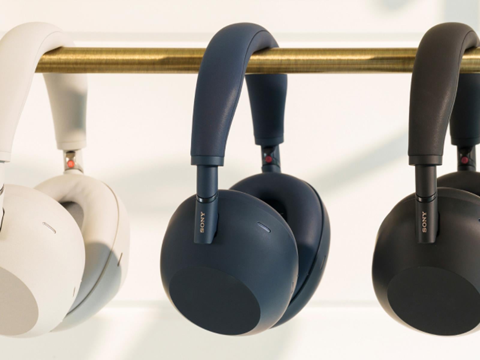 6 Earbuds And Headphones To Help Meet United Airlines Flight Rules