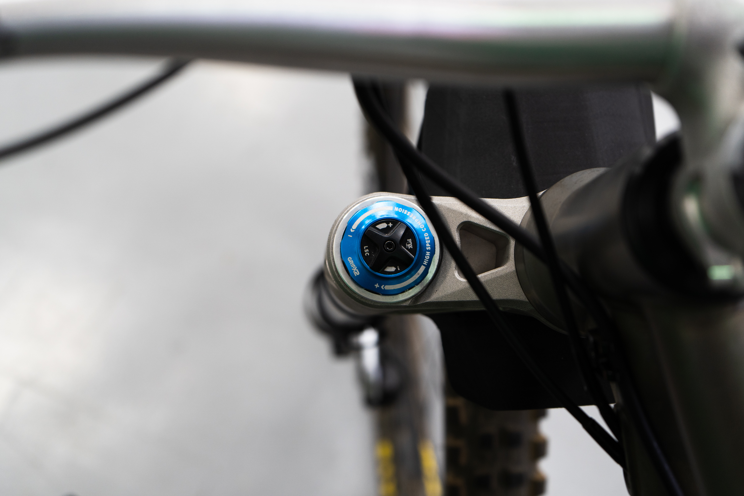Fox Grip2 damper in inverted fork