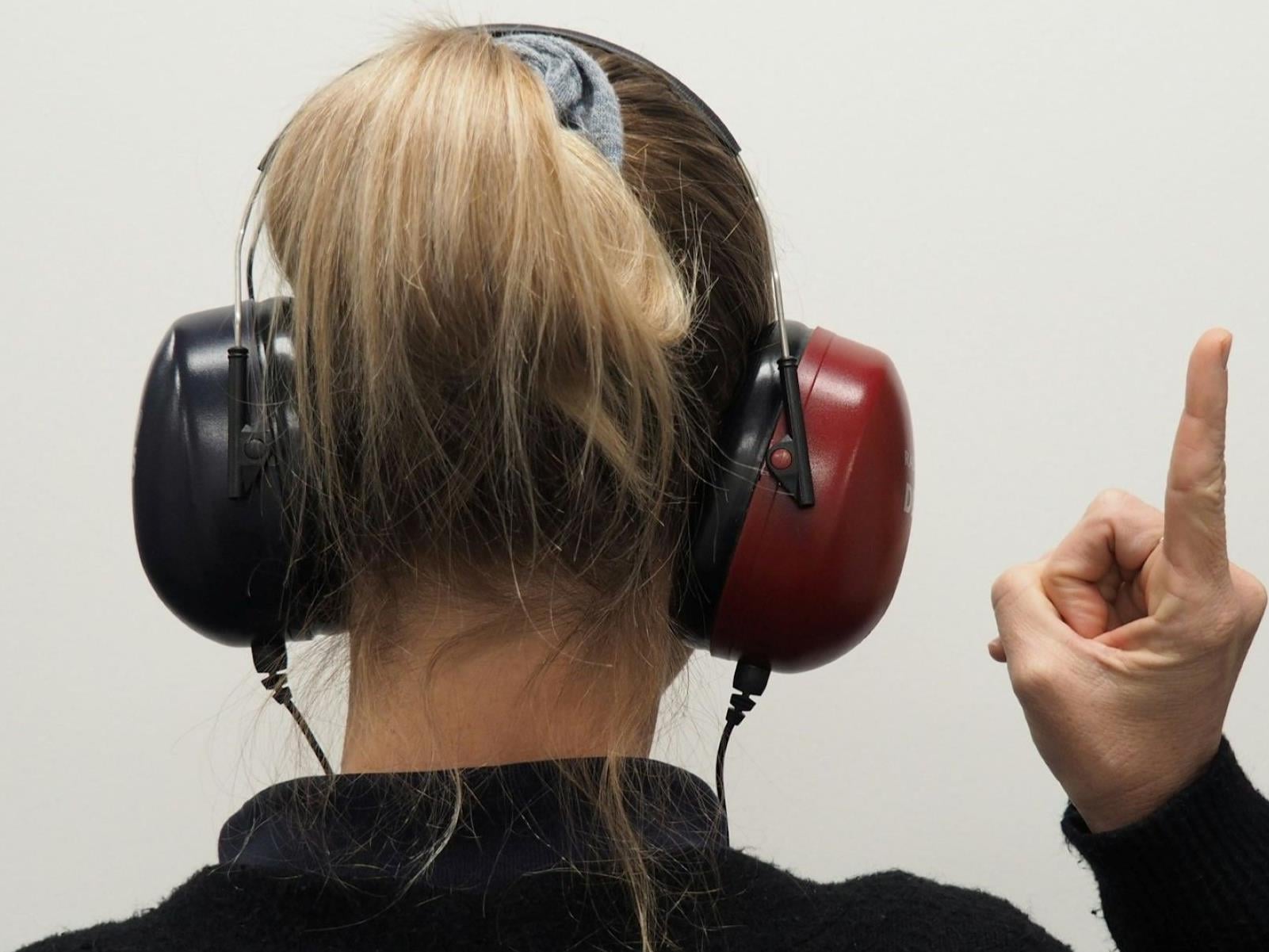 Even Concrete Walls Can't Stop This Headphone Eavesdropping Attack